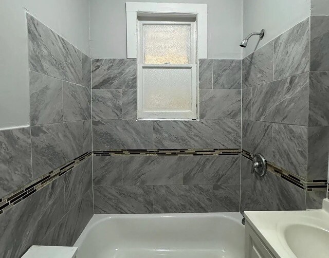 Building Photo - 418-418 Leslie St