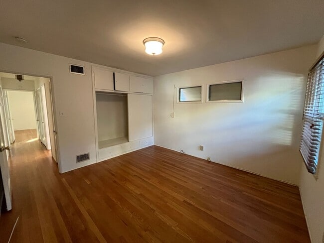 Building Photo - S of the Blvd 2+1.5 w/backyard, bonus spac...