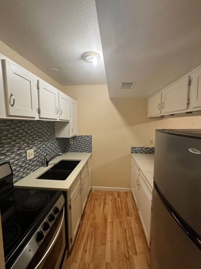 Building Photo - 3000 Broadway