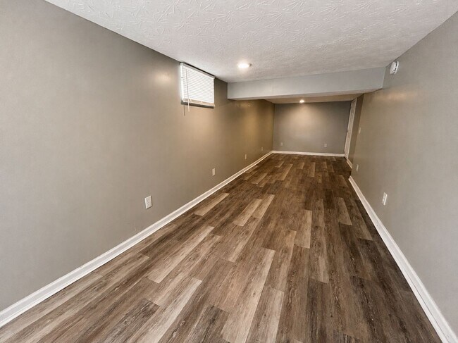 Building Photo - 627 Golfview Dr