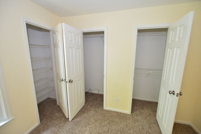 Building Photo - Great Neck!