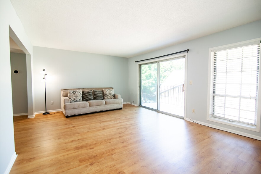 Living room - 6851 Roswell Rd
