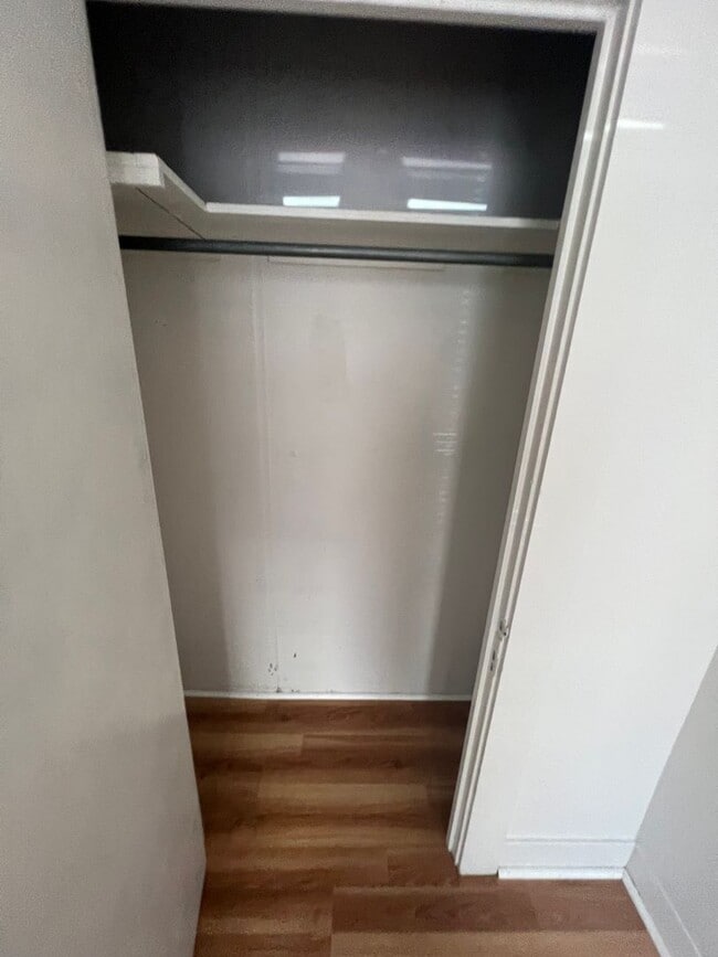 Building Photo - 905 NE Lake St