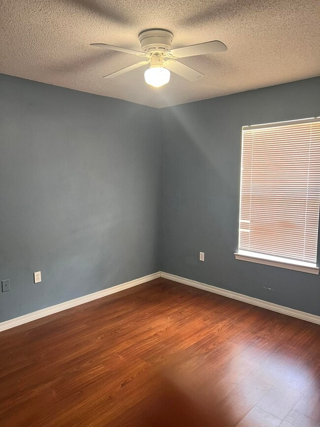 Building Photo - 301 Lakeview Dr