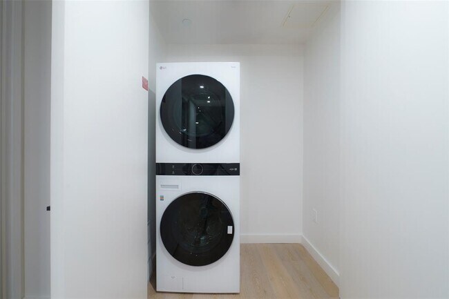 Building Photo - 610 Davis St