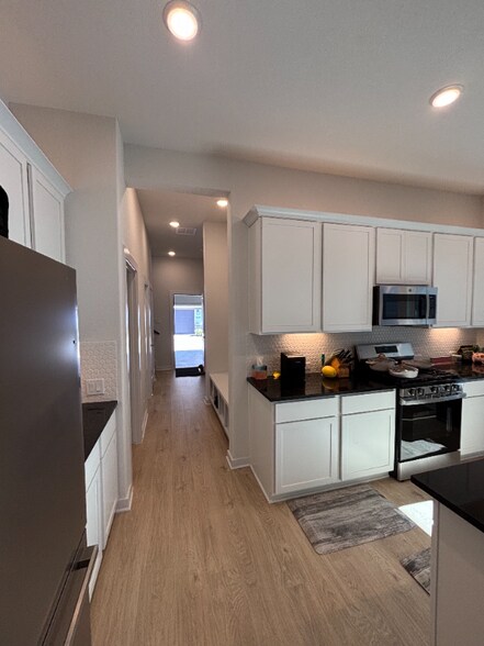 Building Photo - 9409 Chatside