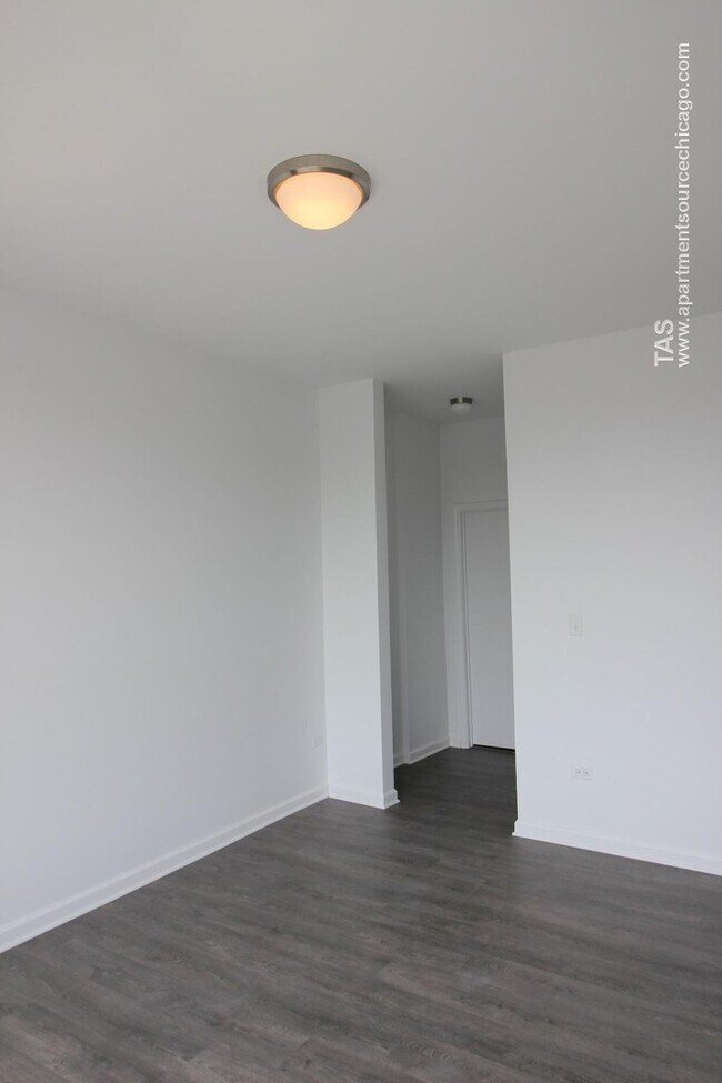 Building Photo - Gut rehabbed 3 bedroom 2 bath TOP FLOOR loft-style unit in WRIGLEY!