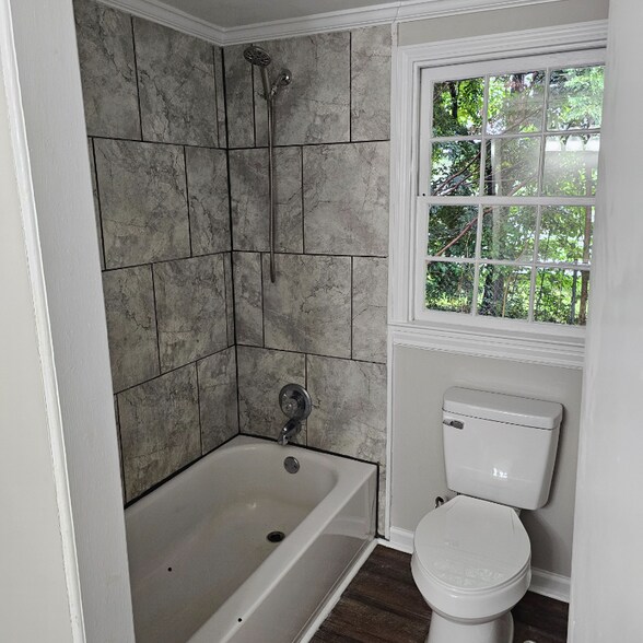 Building Photo - 1335 Victory St