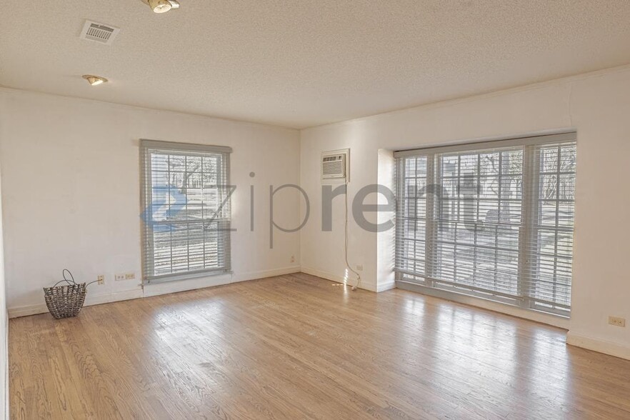 Building Photo - 1418 W Shepherd St