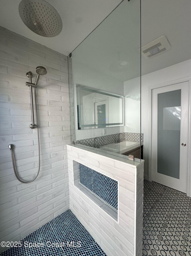 Building Photo - 302 W Osceola Ln