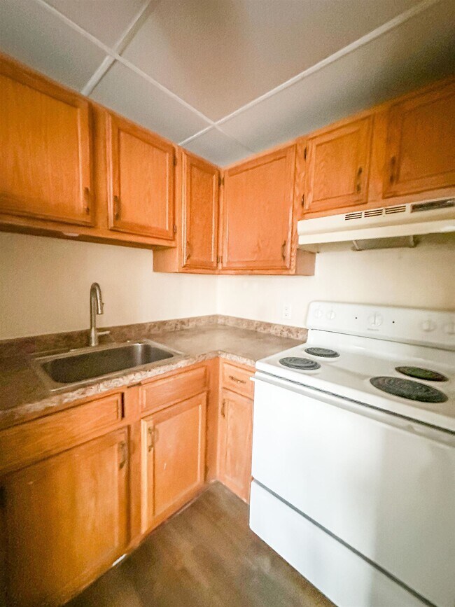 Building Photo - 324 Main St