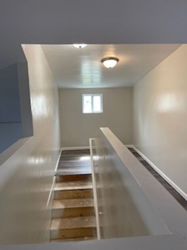 Building Photo - 3 bed 1 bath bungelow in Harper Woods with attached garage and basement