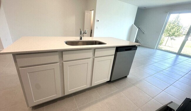 Building Photo - 553 Rivergrass St