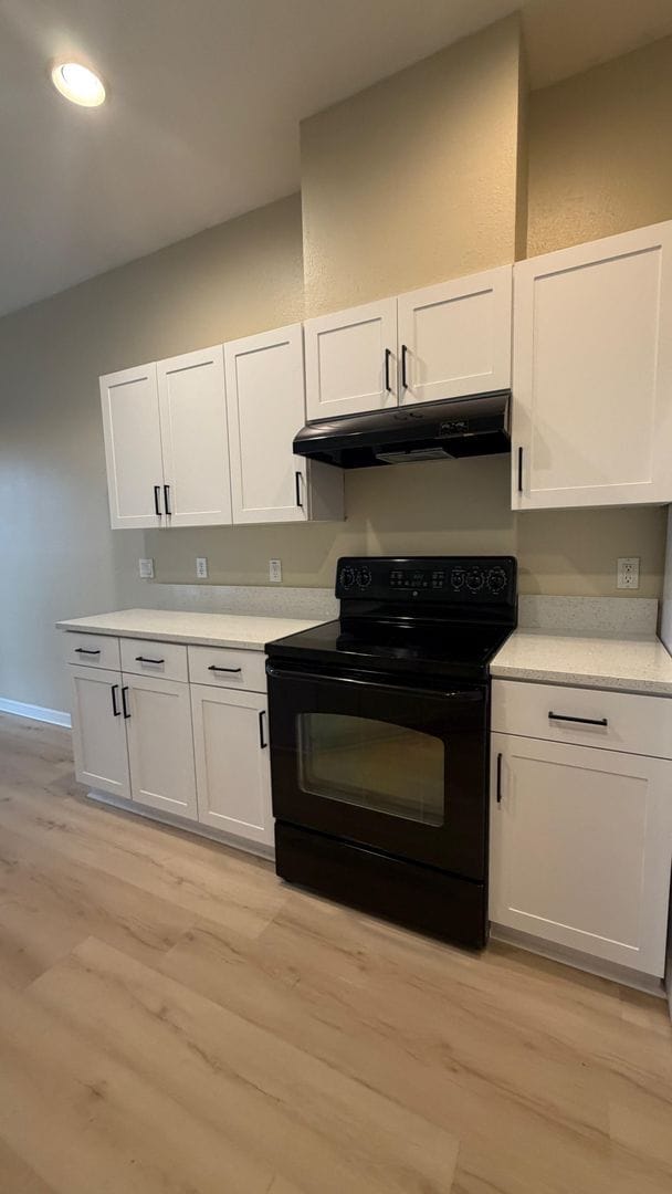 Building Photo - Beautiful 2 bed & 2.5 bath townhome