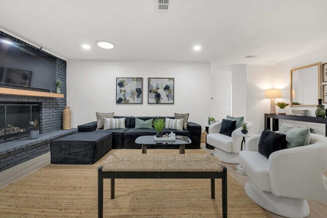 Building Photo - 1901 Cordova Bend