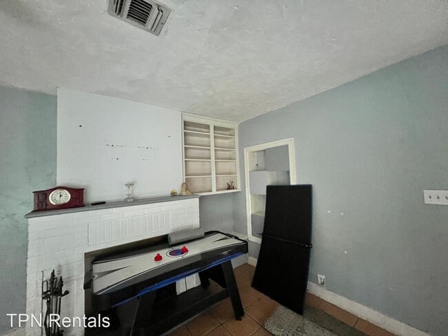 Building Photo - 4 br, 2 bath House - 6259 S. Lakeshore Dr.