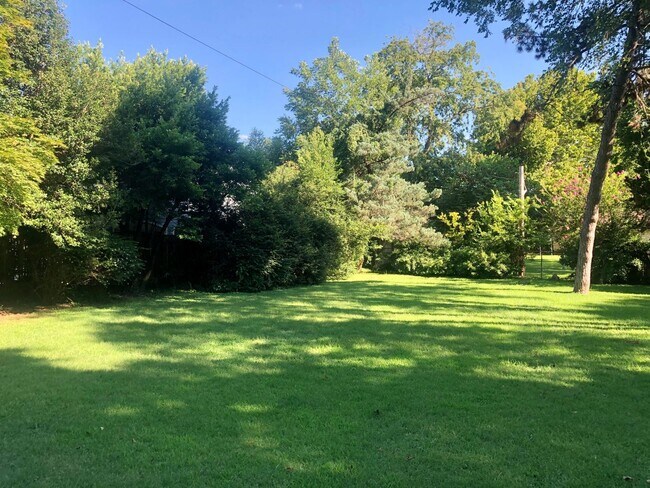 Building Photo - Stunning Midtown Home In Highly Desirable Bren Rose!