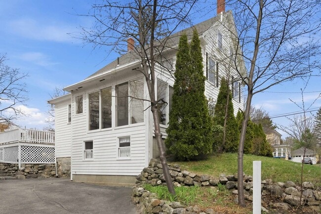 Building Photo - 198 Linden St