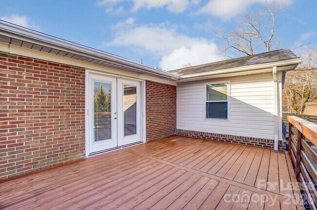 Building Photo - 10 Spruce Pine Dr