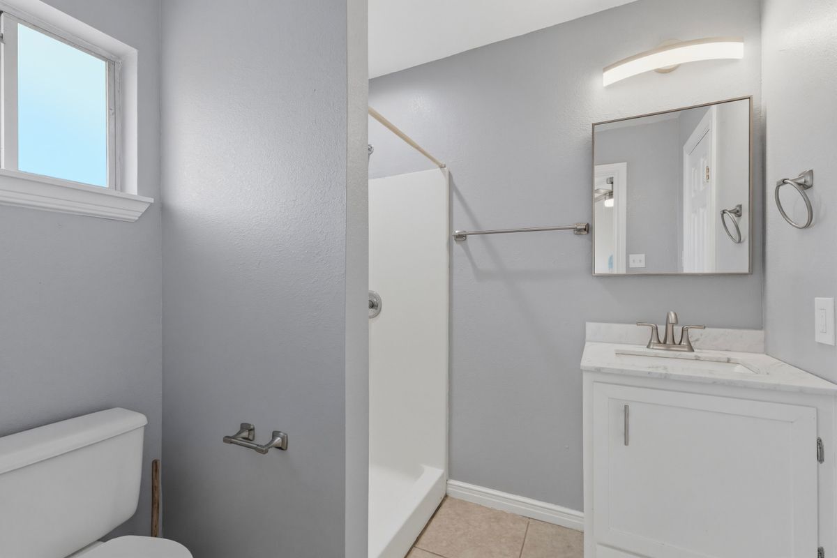 Building Photo - 711 Cisneros St