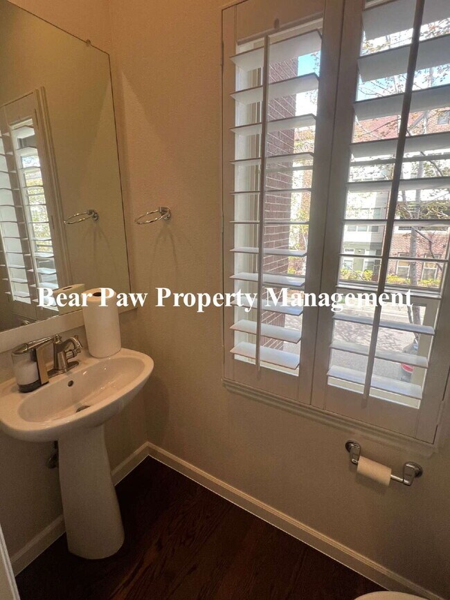 Building Photo - Beautiful Townhome in Belmar!!