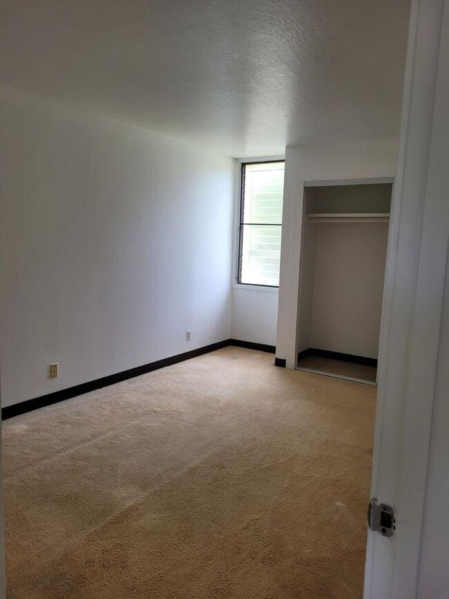 Building Photo - 2bdrm 1bth 1pkg located in Beautiful Makaha Valley Plantation