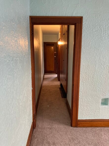 hallway to bath rm / bed rm - 3821 Wayne Ave