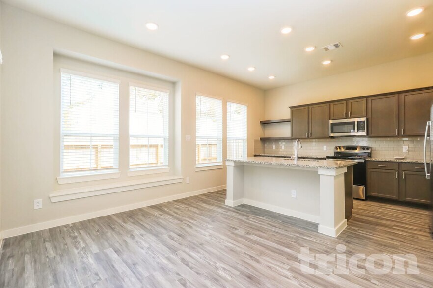 Building Photo - 9835 Willow Creek Commerce Dr