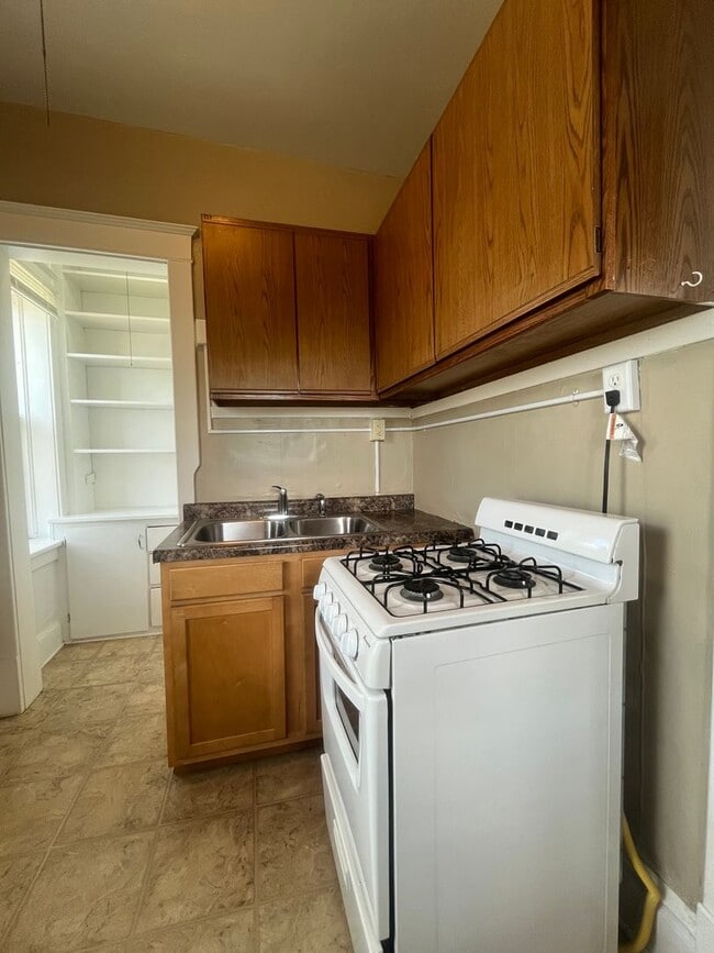 Building Photo - 469 Herschel St