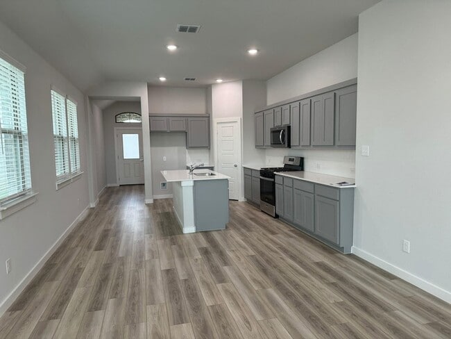 Building Photo - 3904 Kenwood Dr