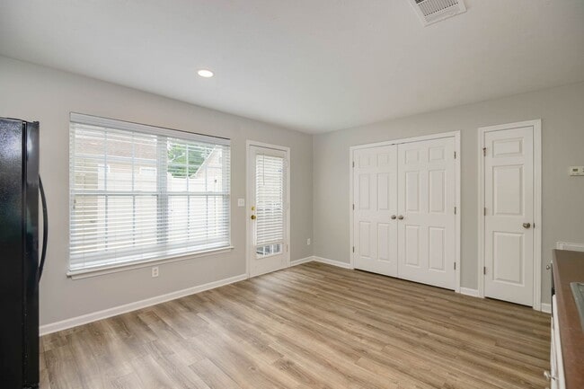 Building Photo - Lee Crossing Neighborhood, Easy access to ...
