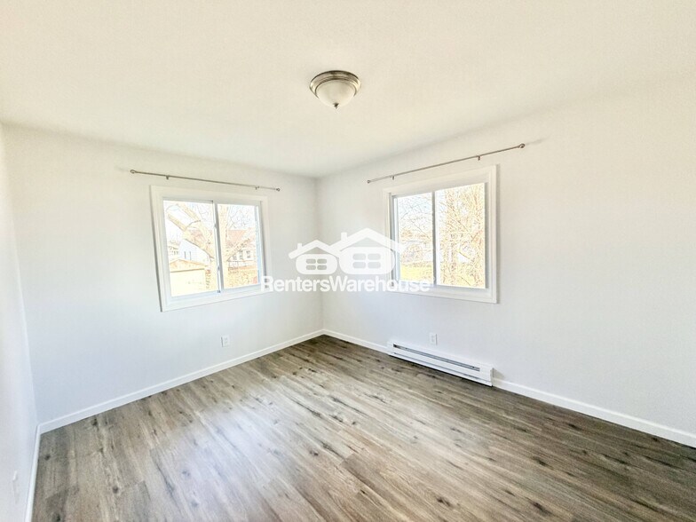 Building Photo - 211 S Green St