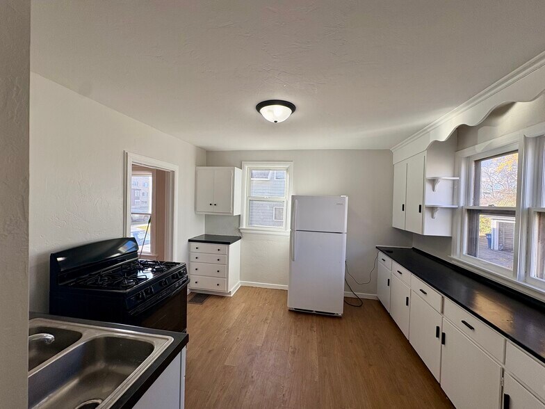 Building Photo - 700 W Lincoln Ave