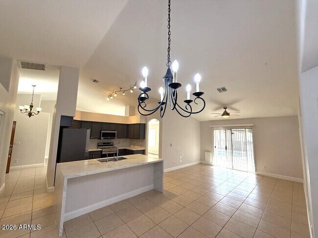 Building Photo - 913 W Horseshoe Ave