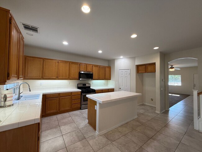 Building Photo - Lancaster 5 Bed + 3 Bath! Available Now