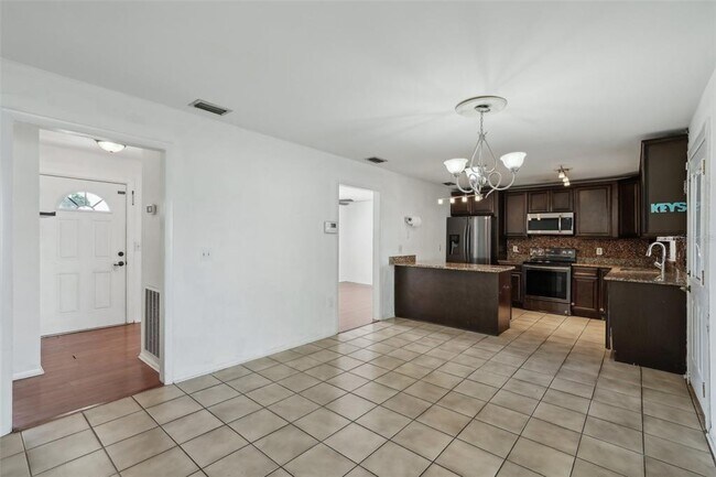 Building Photo - 503 Holt Cir