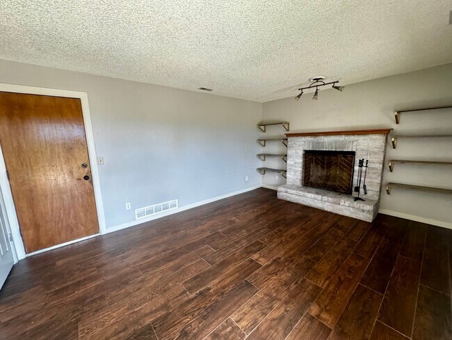 Building Photo - 3 Bedroom Tri-level in Briargate