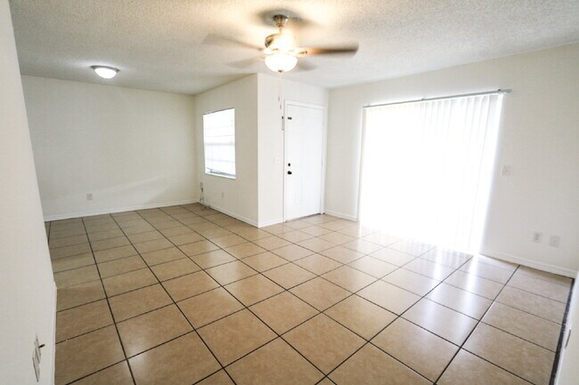 Building Photo - Freshly updated 2 bedroom 2 bath villa in ...