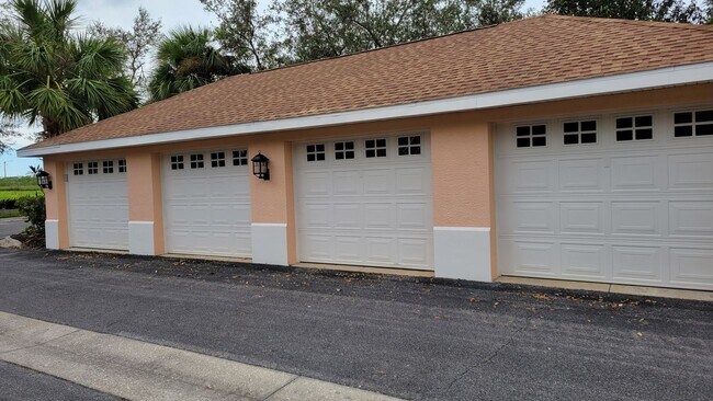 Building Photo - ANNUAL UNFURNISHED 2 bed 2 bath ground floor water front condo in Bradenton