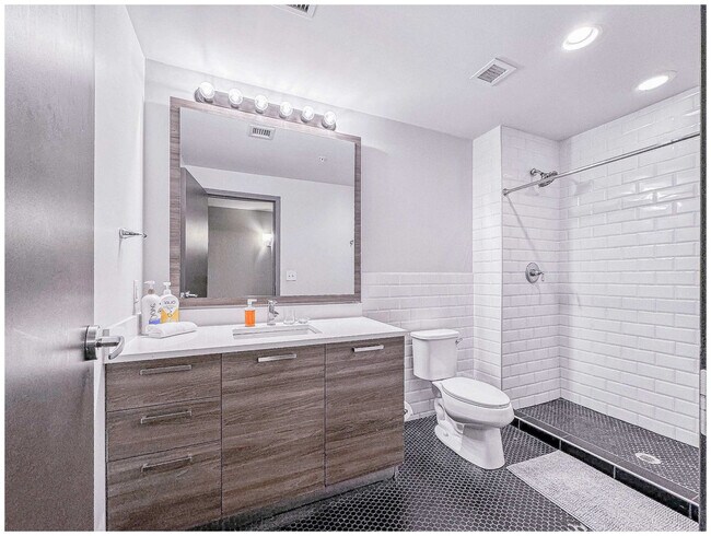 Building Photo - 555 Evergreen St