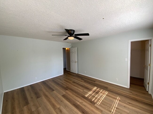 Building Photo - 4 Bedroom Home Available Near Golf Course ...