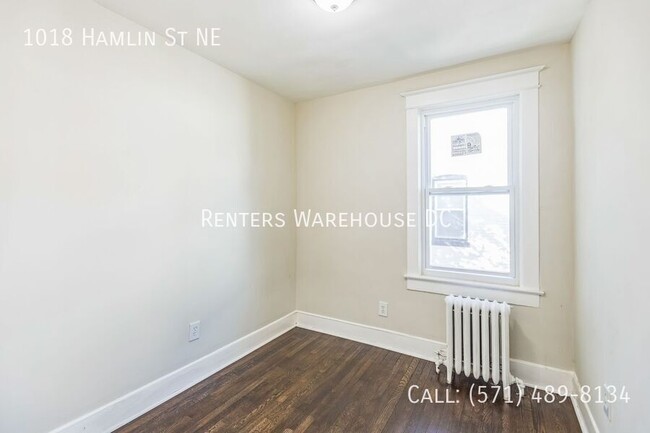 Building Photo - Newly renovated 3bd/1.5bth end unit TH Nes...