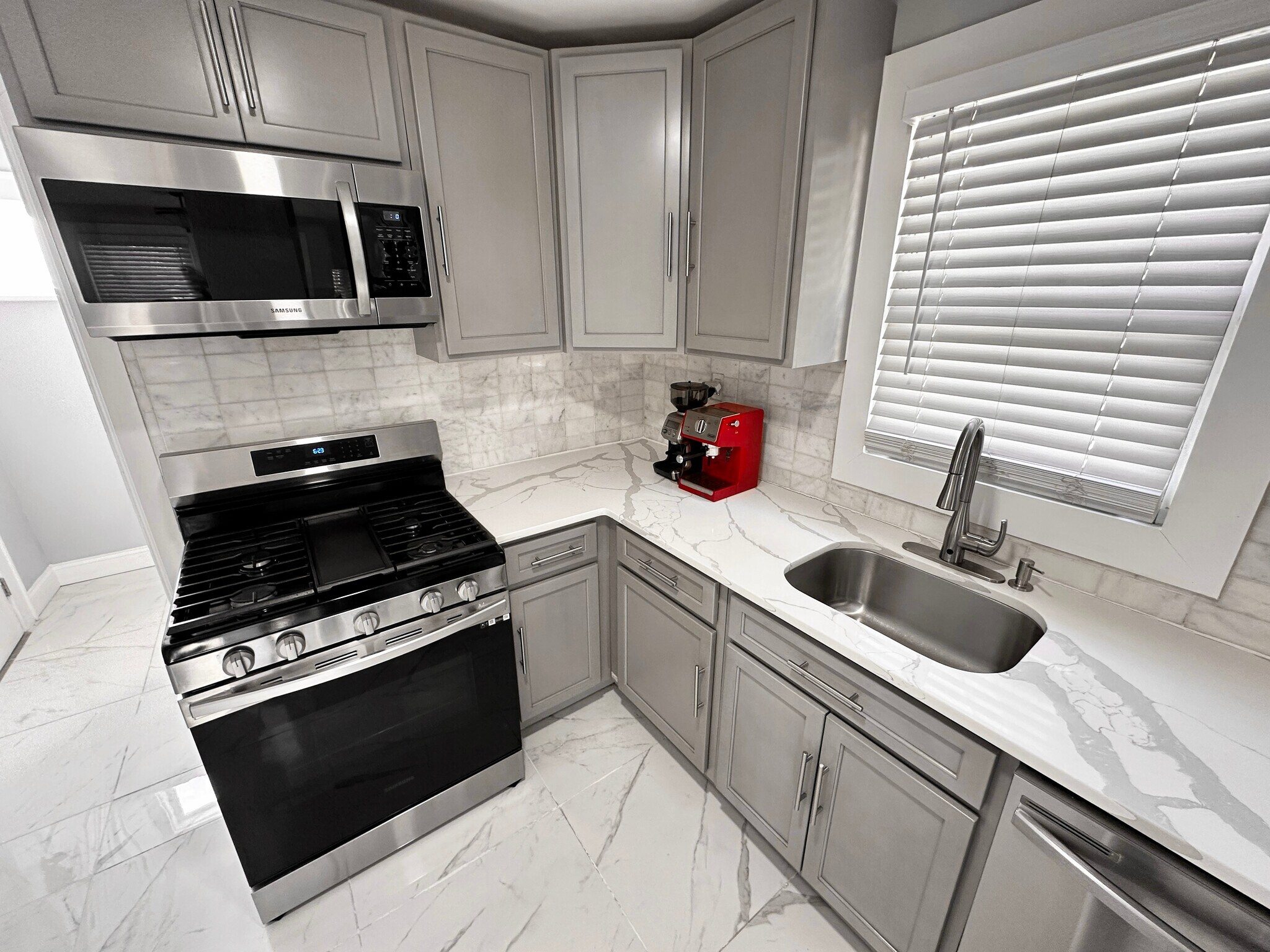 Kitchen with dishwasher - 19 Parkview Ter