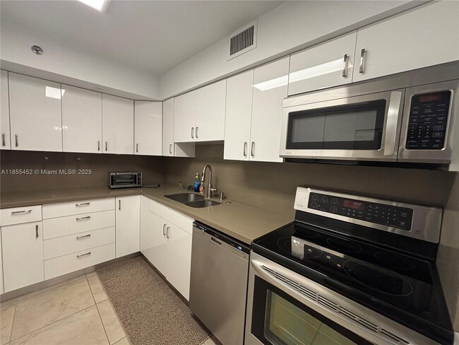 Building Photo - 3600 Mystic Pointe Dr
