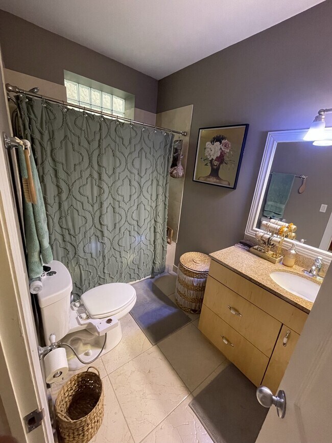 Building Photo - Champlain