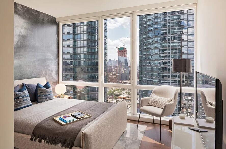 Primary Photo - 635 W 42nd St