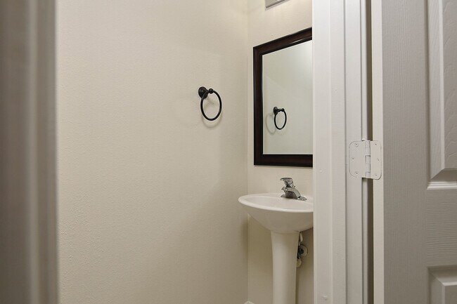 Building Photo - 102 Blue Creek Pl