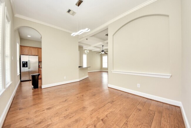 Building Photo - 2119 Stuart St