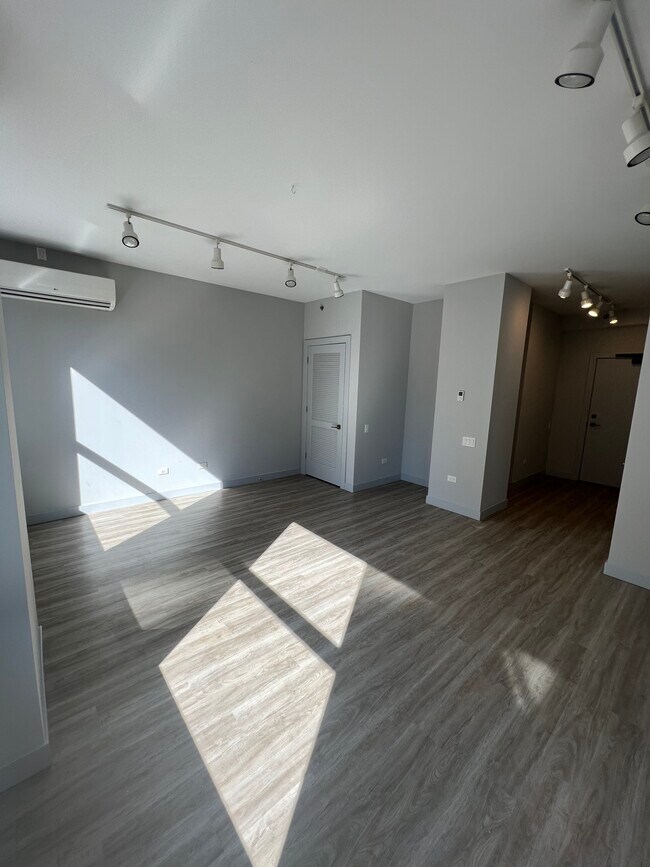 Building Photo - 331 S Wells St