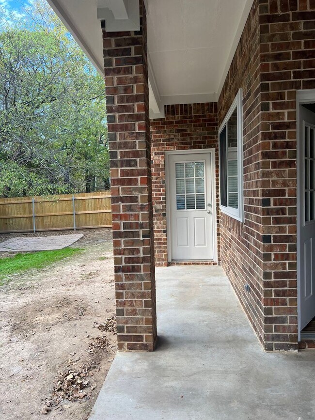 Building Photo - 521 Sweetwater Dr